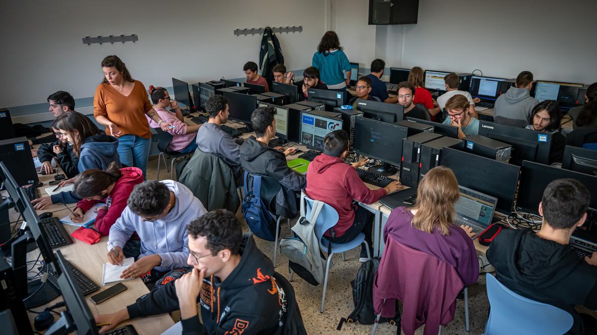 Aula de un ciclo formativo de informática en un instituto de Barcelona el curso pasado.