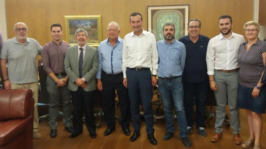 El alcalde con el nuevo consejo rector de la Junta Mayor de Cofradías.