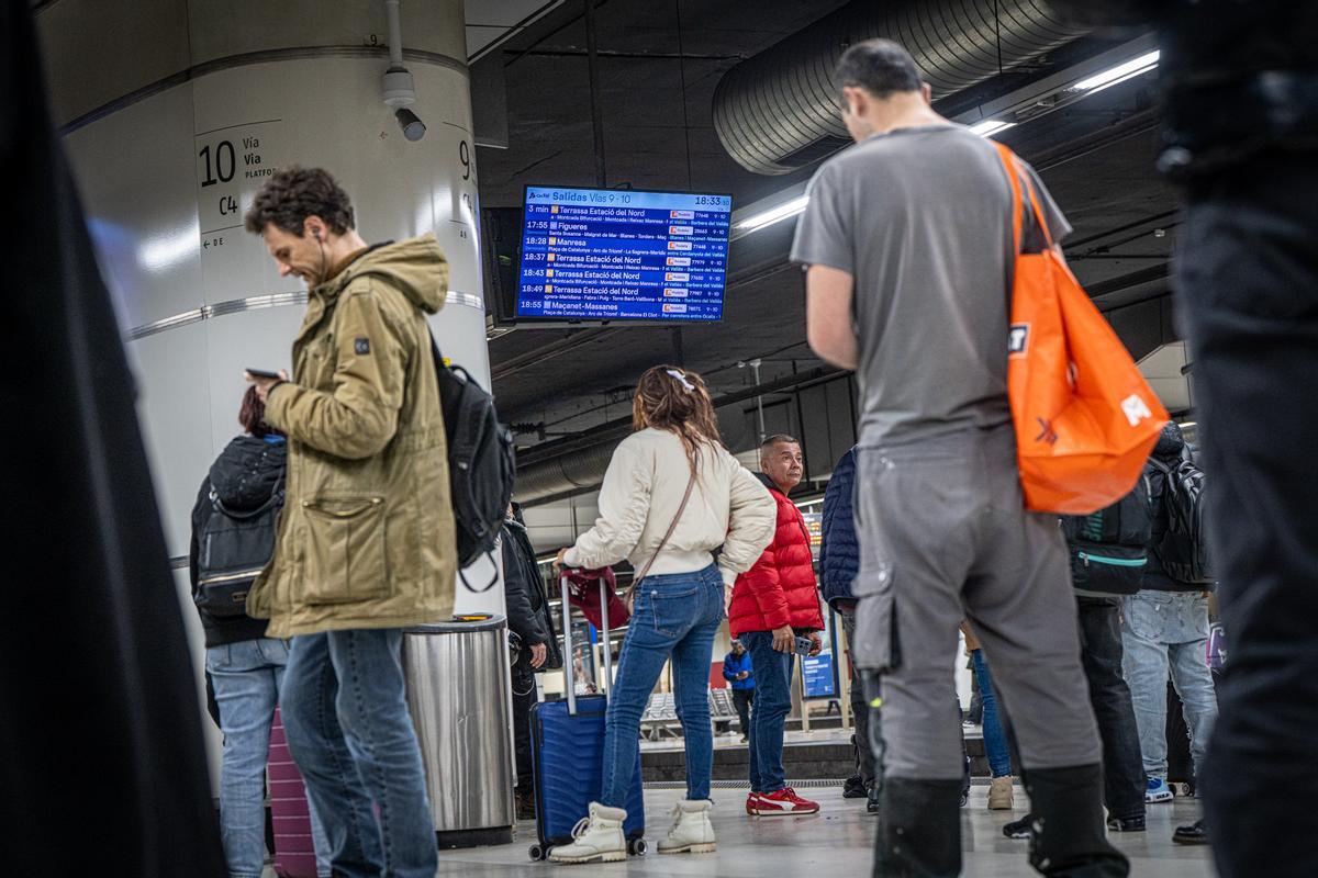 Pasajeros esperan su tren en la estación de Sants de Barcelona. Foto de archivo.