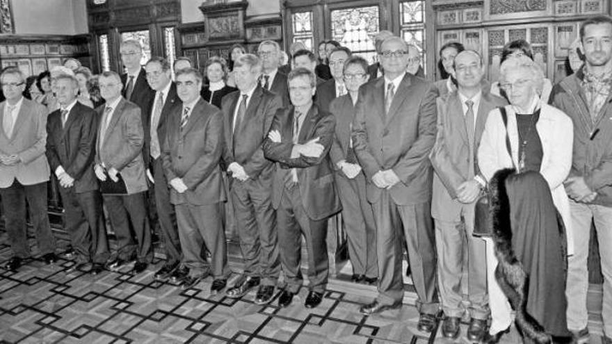 Los coordinadores autonómicos de trasplantes, científicos y médicos, junto a Olmos (quinto por la izquierda en primera fila) y Matesanz (séptimo).