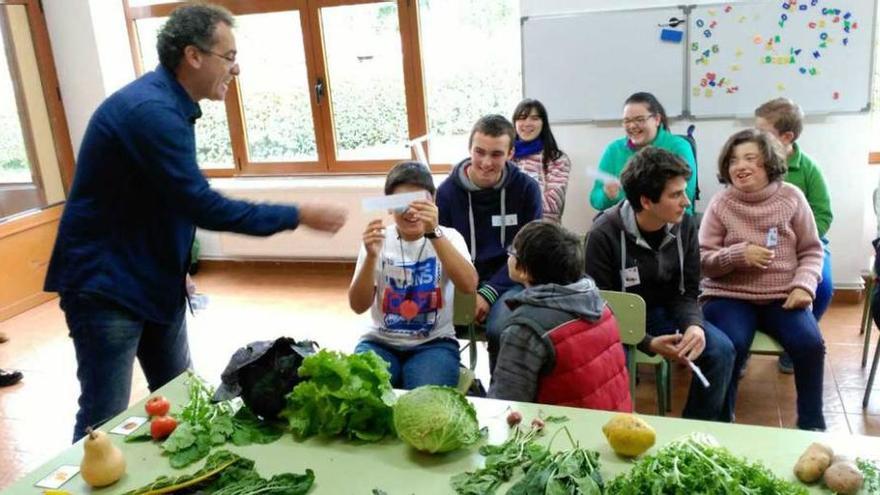 Los escolares de Villayón participando, el pasado martes, en un taller con los alumnos de Edes.