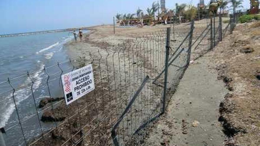 El negocio de playa ha colocado vallas que impiden el libre acceso.