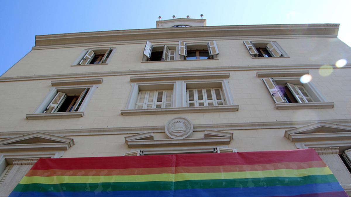 La bandera LGTBI ya luce en la fachada del Ayuntamiento de Sant Boi