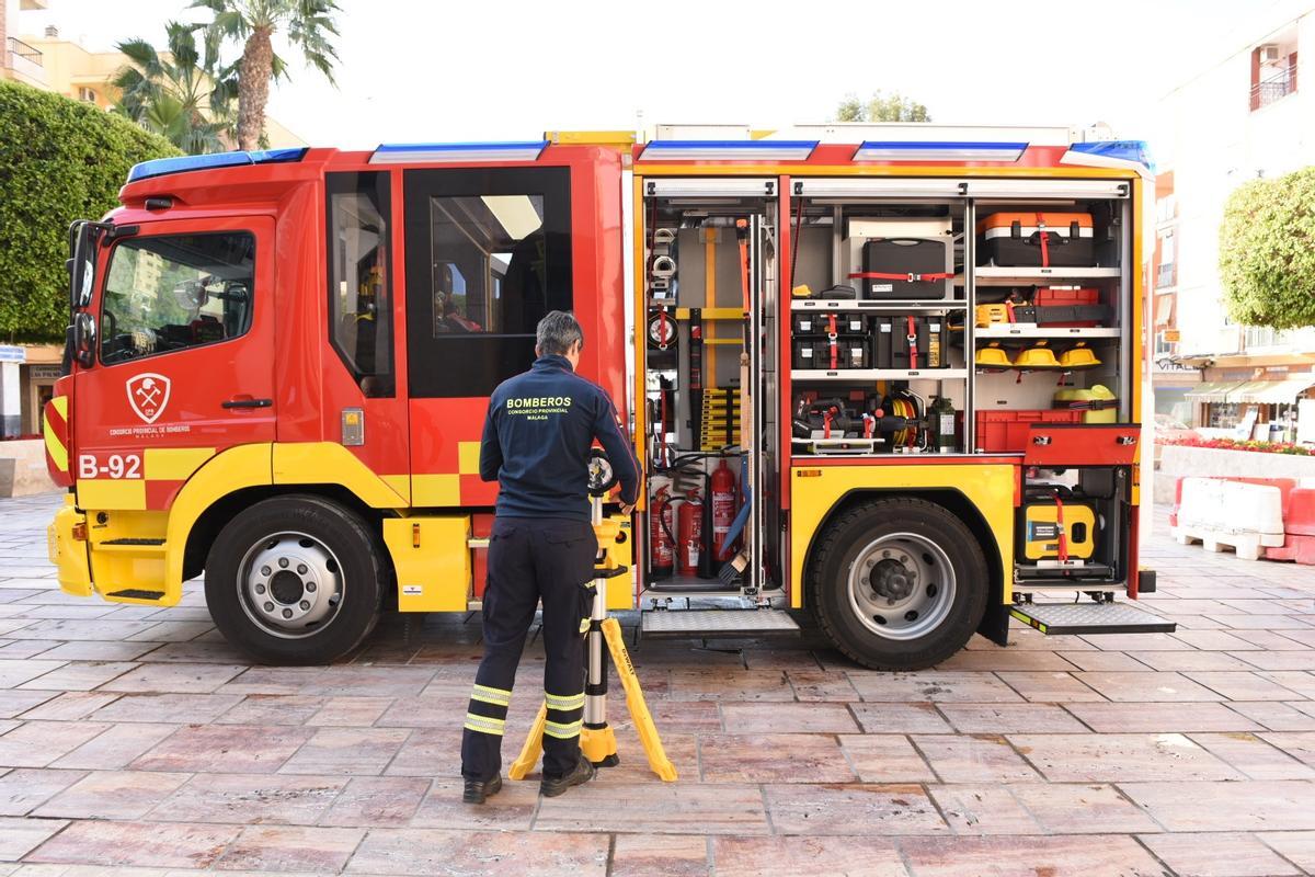 Un bombero supervisa parte del material del nuevo vehículo.