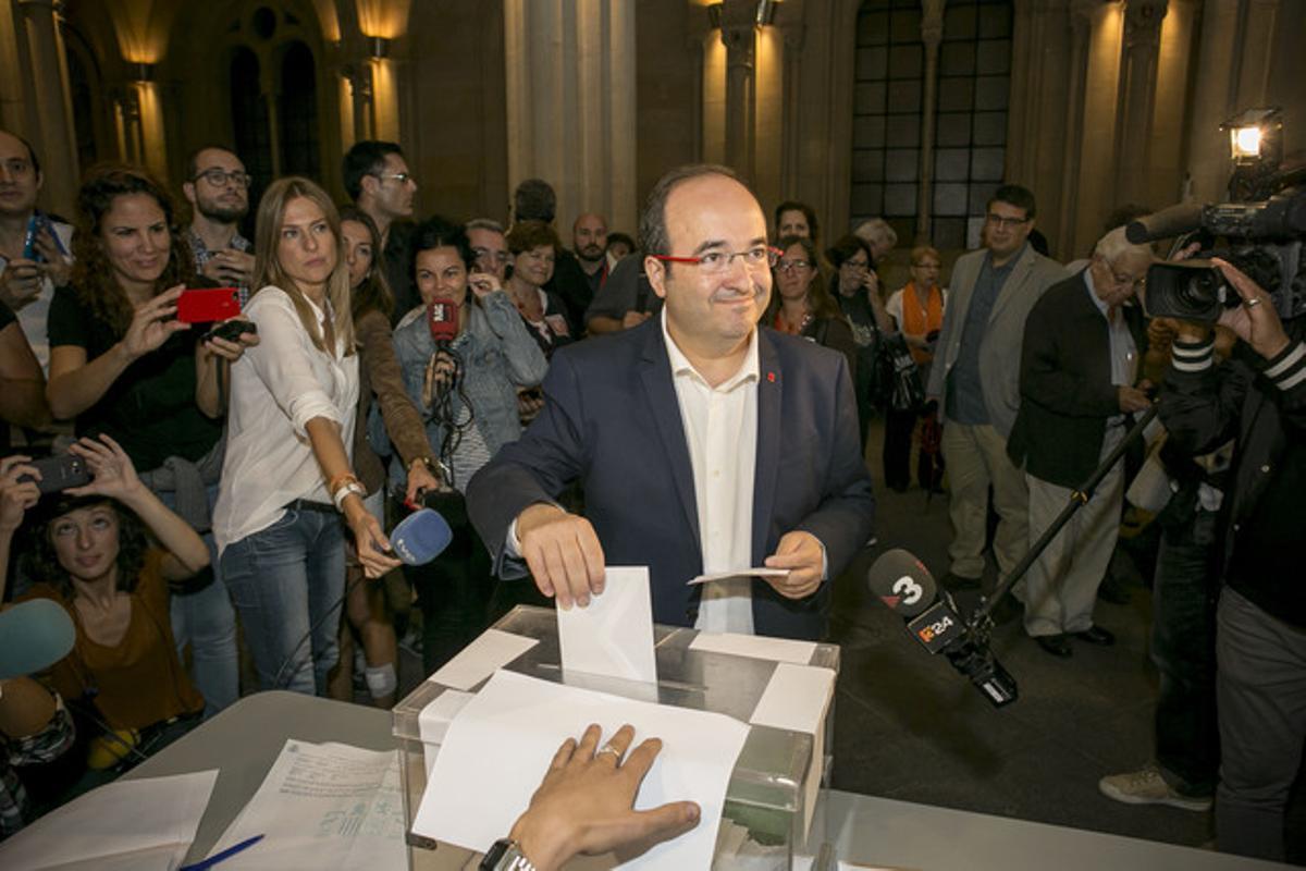 Miquel Iceta vota en el colegio electoral de la Universitat de Barcelona.