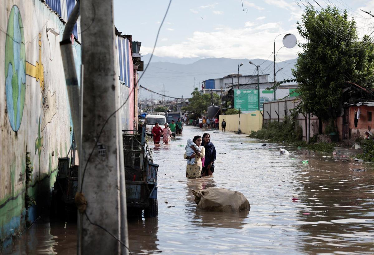 Inundaciones a lo largo de la orilla del desbordado río Bagmati tras las fuertes lluvias en Katmandú
