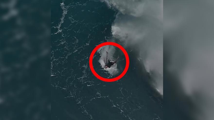 Impactantes imágenes de un surfista cayendo dentro de una ola gigante en Hawái