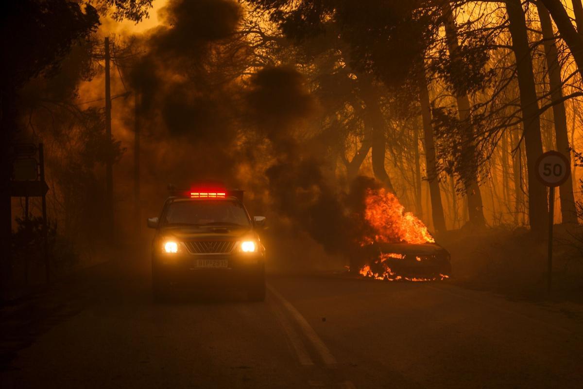 Dos grandes incencios cerca de Atenas obligan a evacuar a miles de personas