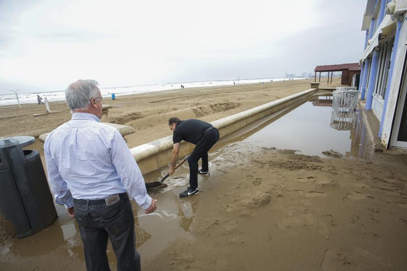 Temporal de lluvia: las mejores imágenes del paseo marítimo de València cubierto de arena