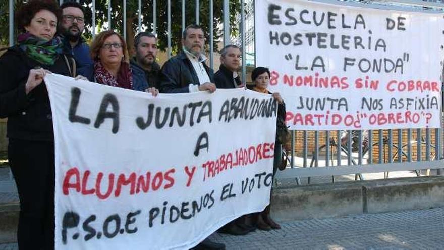 Protesta de alumnos y trabajadores de La Fonda a comienzos de año contra la Junta.