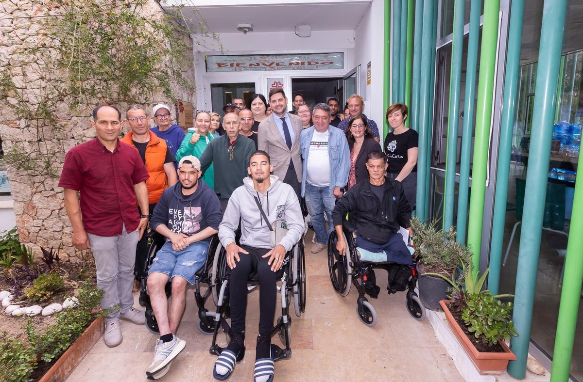 Prieto con técnicos y usuarios de Cáritas.