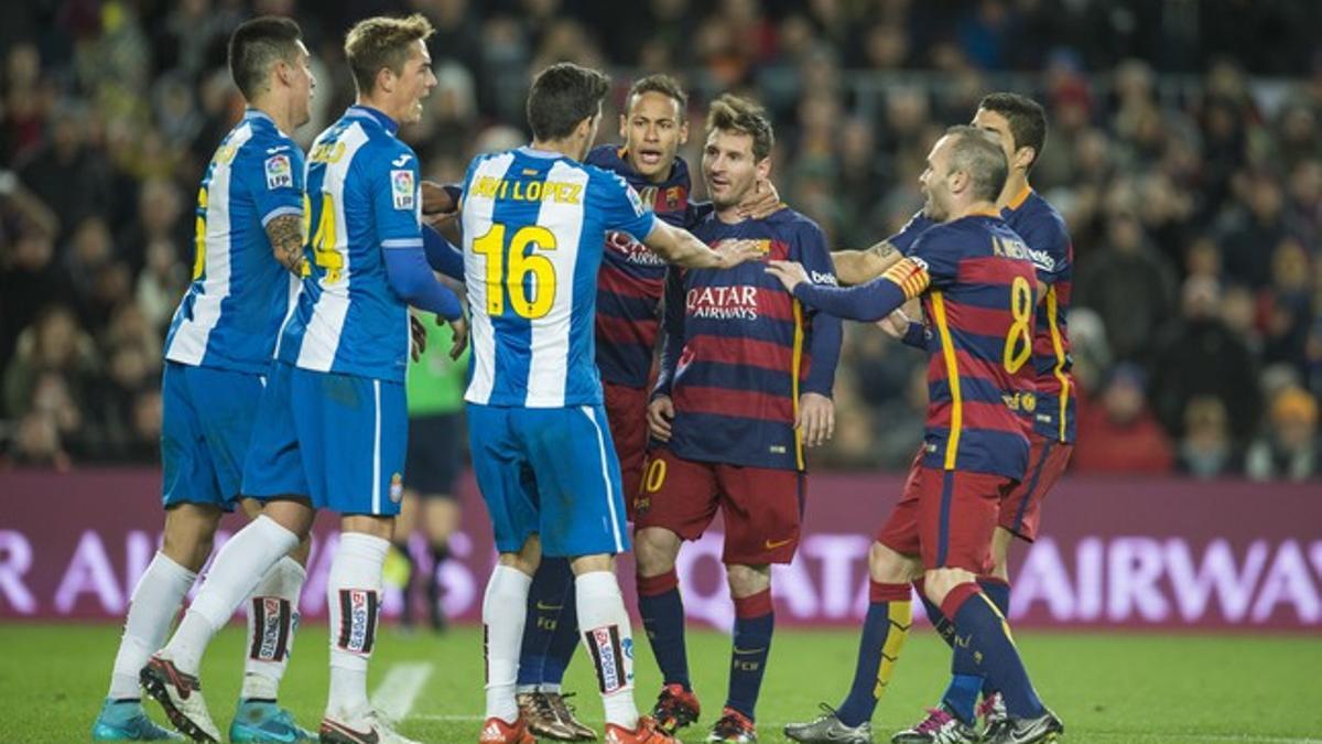 Tangana entre los jugadores del Barça y el Espanyol.