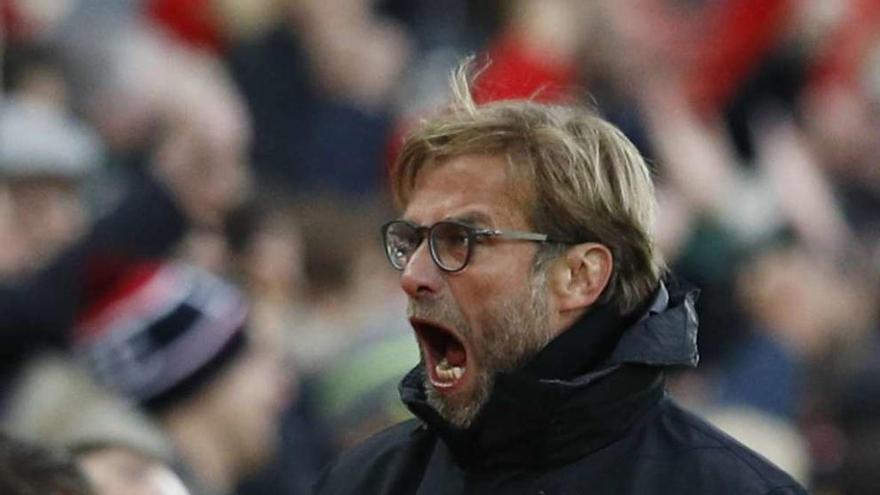 Jurgen Klopp, entrenador del Liverpool, celebra uno de los seis goles de ayer al Watford.