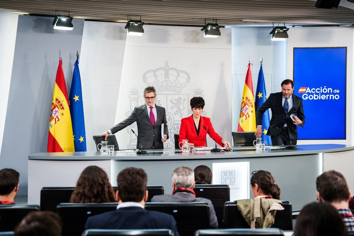 La ministra de Inclusión, Seguridad Social y Migraciones, Elma Saiz, el ministro de la Presidencia y Justicia, Félix Bolaños, y el ministro de Transportes, Óscar Puente, en rueda de prensa este martes tras el Consejo de Ministros.