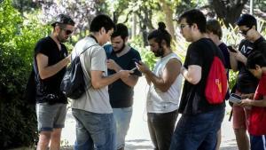 Seguidores del juego Pokemón GO, en el encuentro que ha tenido lugar este jueves en el Turó Park de Barcelona.