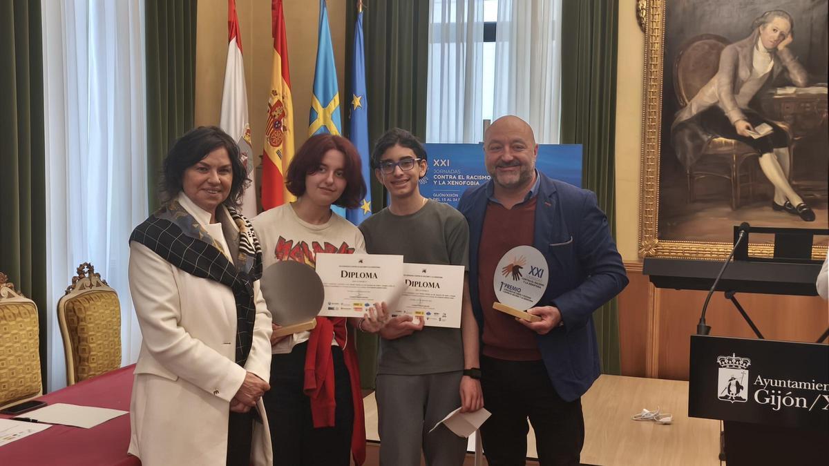 Saray Guimerans y Marco Alejandro Castro, con sus diplomas, entre los ediles Montserrat López Moro y Guzmán Pendás.
