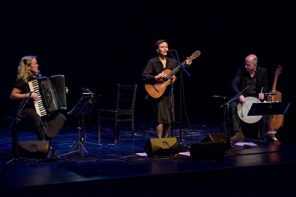 La cantante Etta Scollo (centro) en un reciente concierto celebrado en Dresde,, Alemania. / El Correo