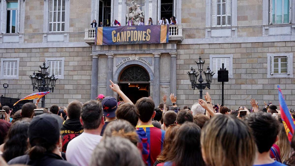 La celebració del Barça femení a la plaça de Sant Jaume.