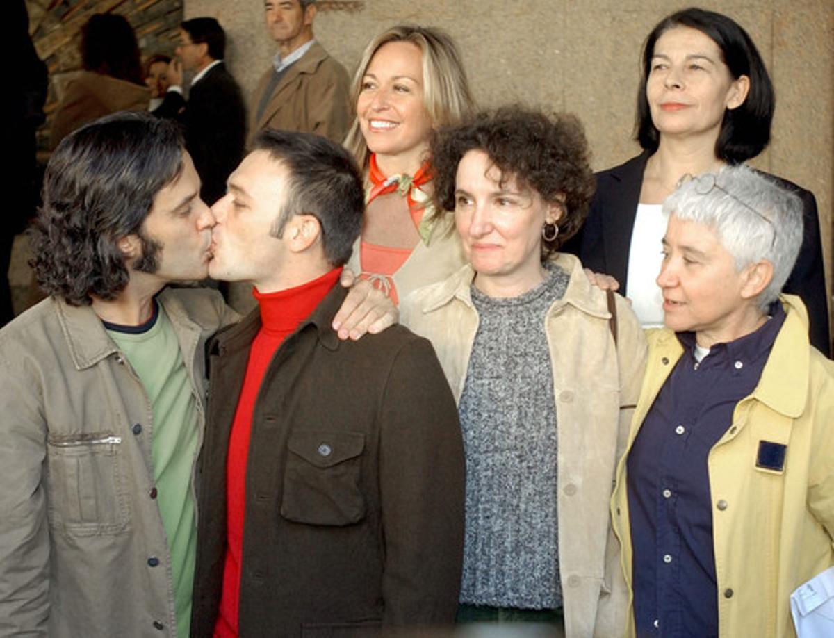 El concejal socialista del Ayuntamiento de Madrid, Pedro Zerolo (i), besa a su pareja, Jesús Santos, ante la presidenta de la Coordinadora de Gays, Lesbianas, Transexuales y Bisexuales de Madrid (COGAM), Boti García Rodrigo (d) y su novia, la presidenta de la Federación Estatal de Lesbianas, Gays, Transexuales y Bisexuales (FELGT), Beatriz Gimeno (2d), durante la presentación de solicitud para contraer matrimonio en el Registro Civil, en octubre del 2003.