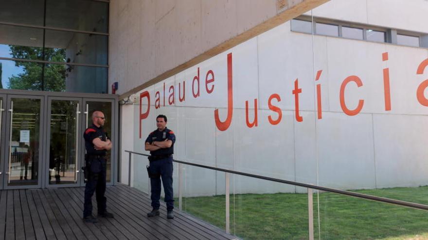 Agents dels Mossos d&#039;Esquadra custodiant l&#039;entrada al Palau de Justícia de Girona