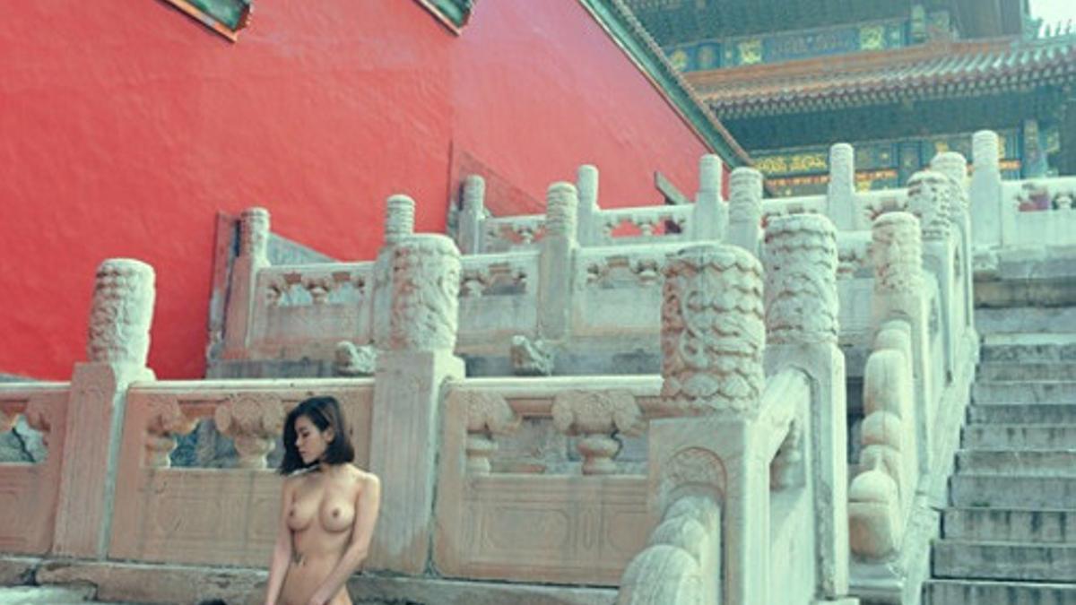 Una modelo posa desnuda en la Ciudad Prohibida de Pekín.