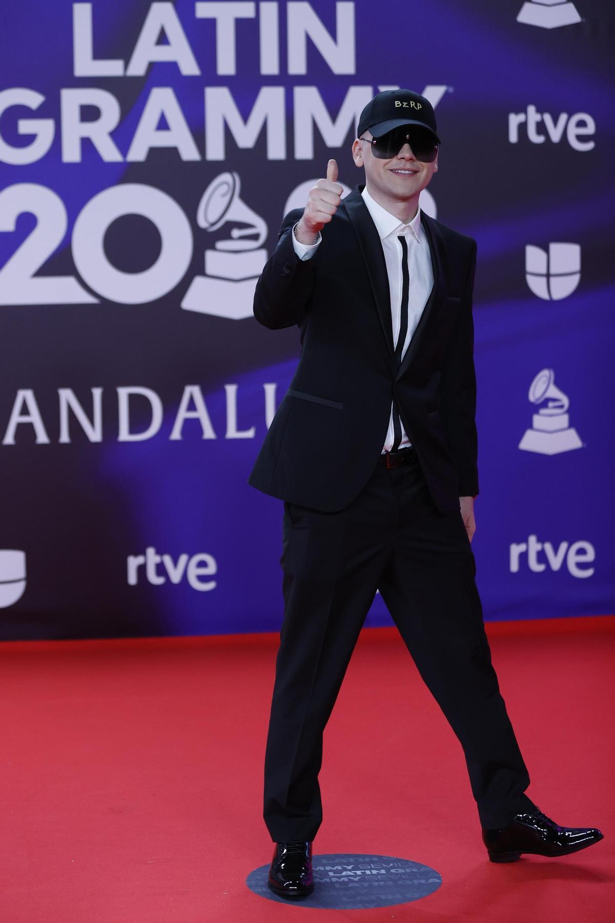 El productor argentino Bizarrap posa para los fotógrafos en la alfombra roja de la gala anual de los Latin Grammy, este jueves en Sevilla.
