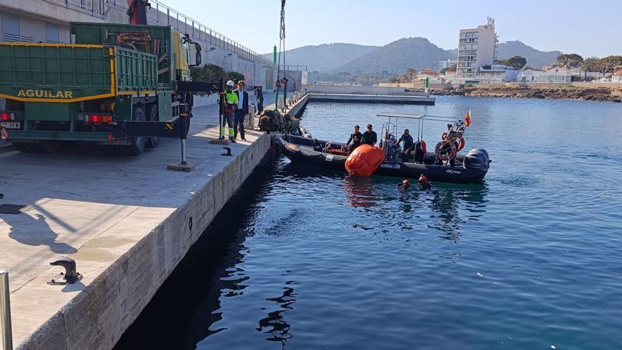 Recuperan de la costa de Cala Rajada dos cañones de una tonelada cada uno, datados entre los siglos XVII y XIX