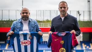 Manolo González, técnico del Espanyol, y Hansi Flick, entrenador del Barcelona, en la previa del derbi en el Estadi Johan Cruyff.