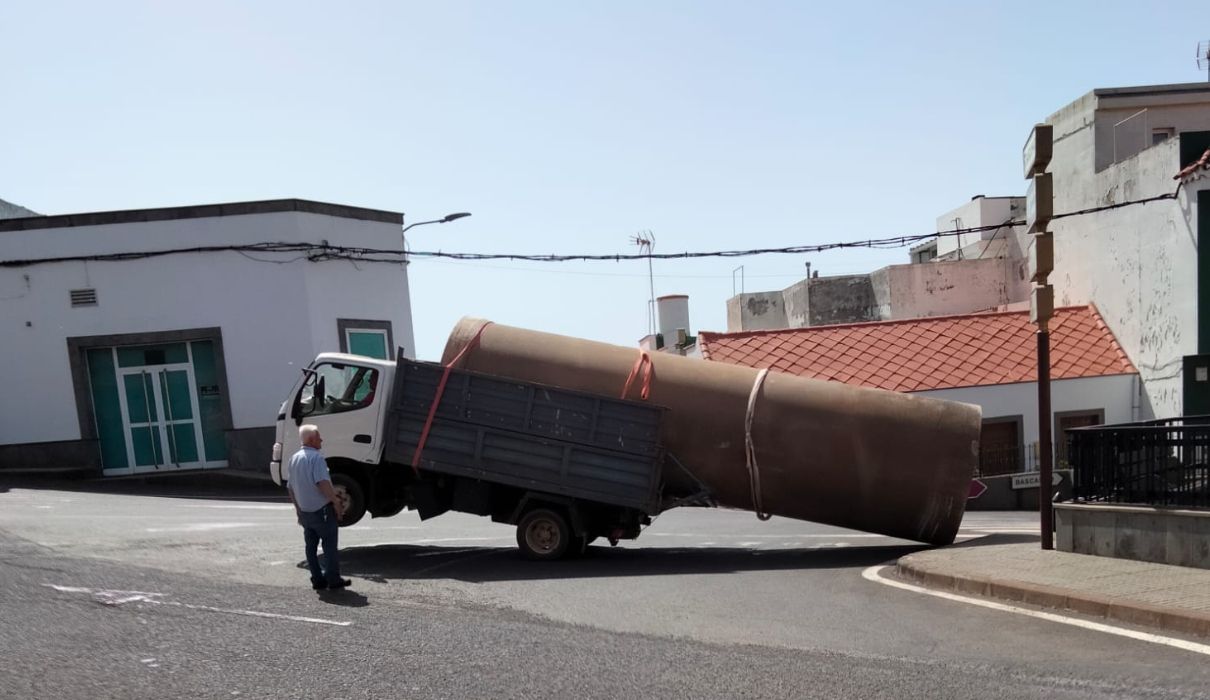 Un camión hace el caballito en Montaña Alta por llevar demasiada carga