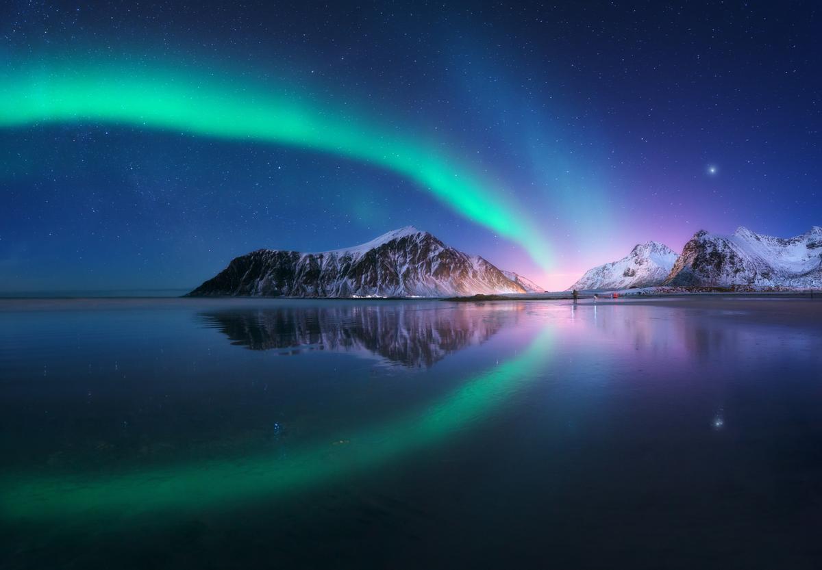 Aurora borealis y playa en las islas Lofoten, Noruega.