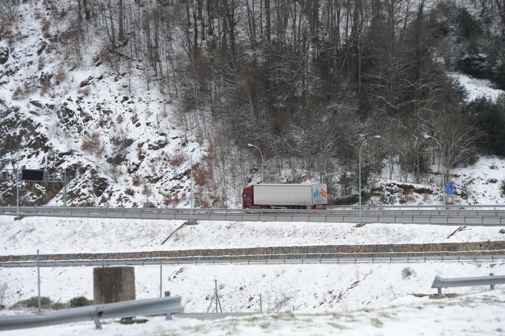 La nieve provoca restricciones en el Huerna y cadenas en 13 puertos