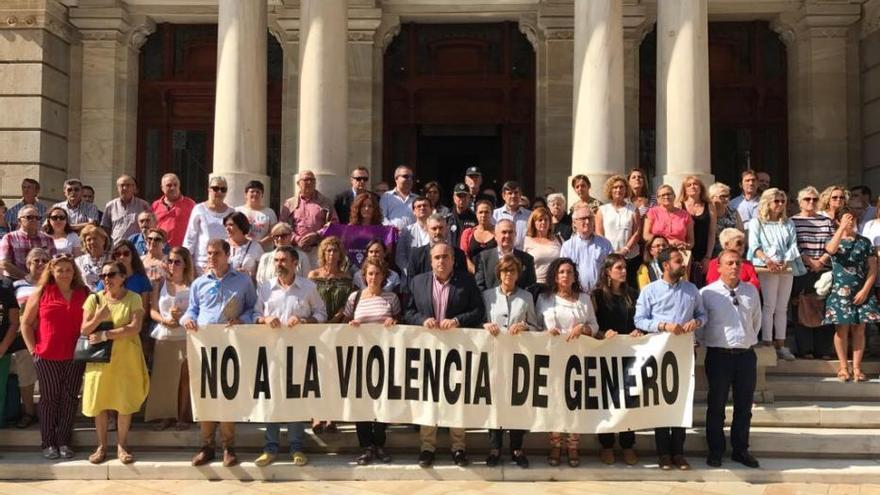 Minuto de silencio por el asesinato de la joven de Cartagena en varios municipios