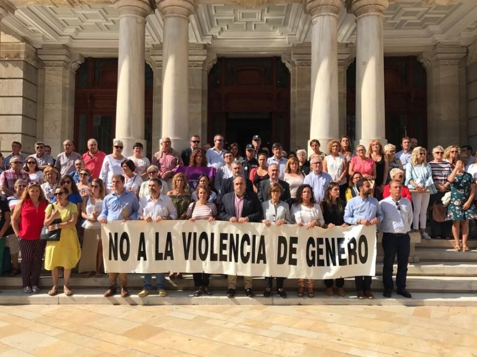 Minuto de silencio por el asesinato de la joven de Cartagena en varios municipios