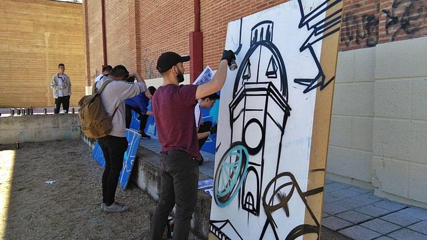 Jóvenes participan en el taller de graffiti celebrado el pasado año en el primer festival Wildlife