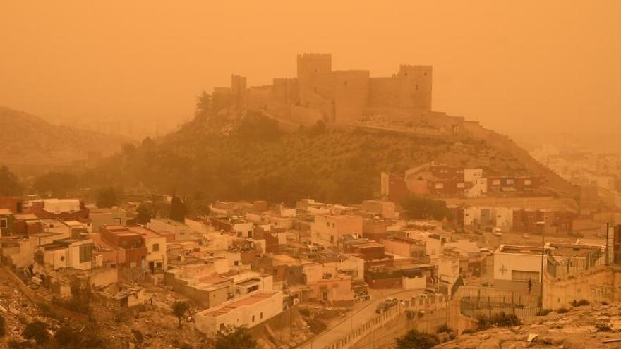 Una vista de Almería, envuelta en la calima.