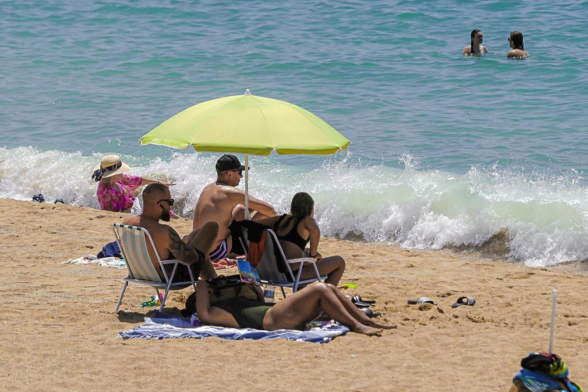 Bañistas en una playa de Mallorca durante una ola de calor