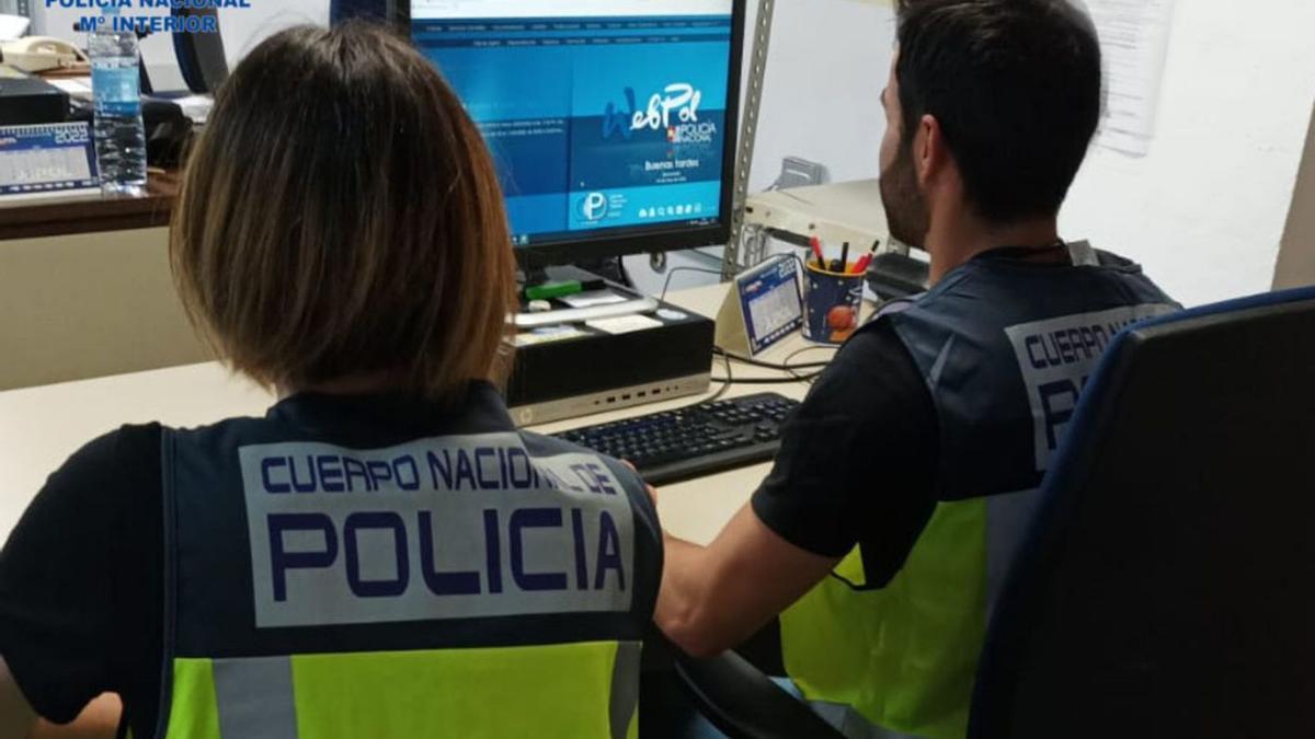 Dos agentes de la Policía Nacional, durante una investigación.