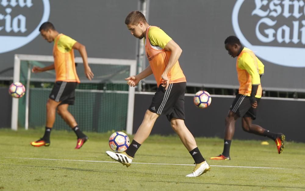 Los jugadores se ponen a las órdenes de Eduardo Berizzo para preparar a puerta cerrada el choque en Cornellá contra el conjunto perico. Orellana trabajó en el campo al margen de sus compañeros.