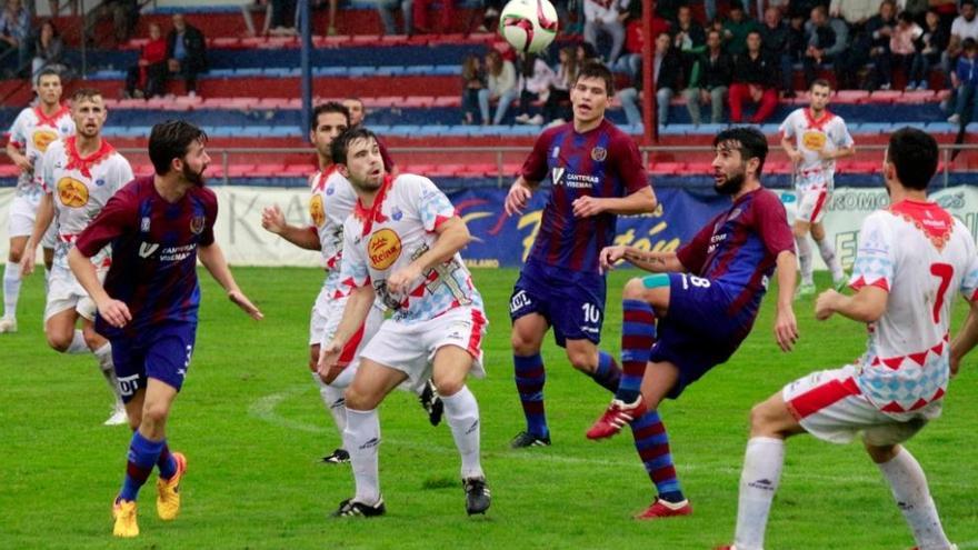 Los jugadores del Yeclano y el Caravaca disputan la posesión del balón