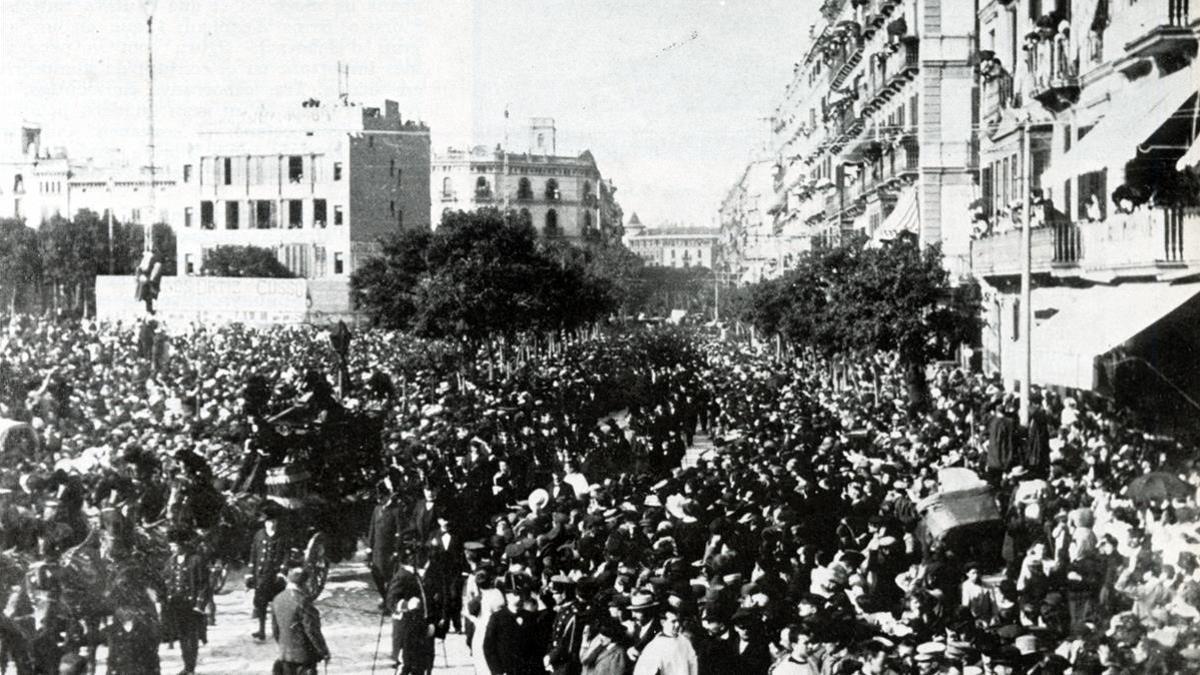 ENTIERRO DE MOSSEN JACINT VERDAGUER AL PASAR POR LA PLAZA DE CATALUNYA