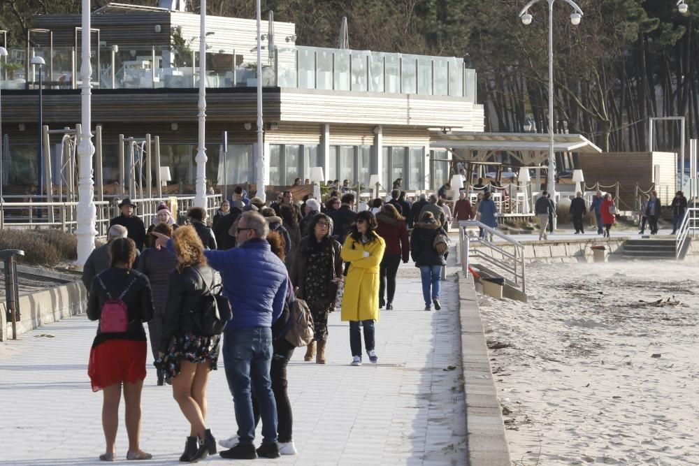 Grupos de personas paseando la mañana de Navidad por Samil.