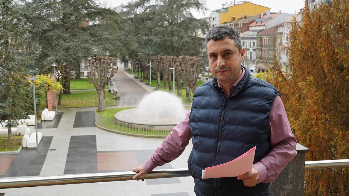 Javier Rodríguez Morán, en la sede de los servicios de Urbanismo, con el parque Alfonso X al fondo.