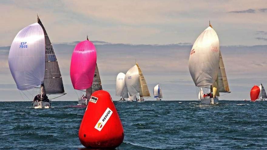Los barcos participantes en el Trofeo Repsol, durante una de las mangas.