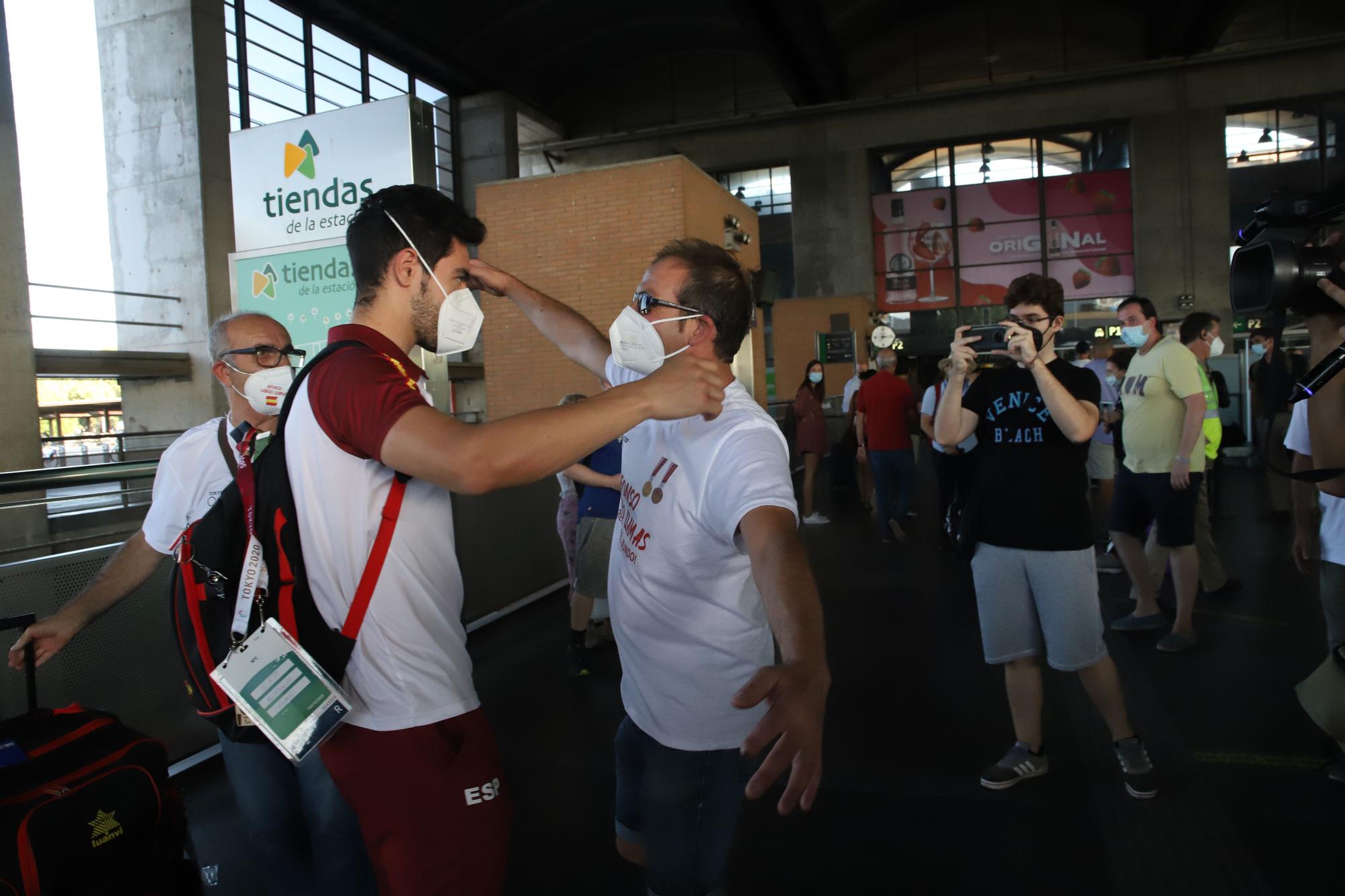 Gran recibiemiento al campeón paralímpico, Alfonso Cabello, a su llegada a Córdoba