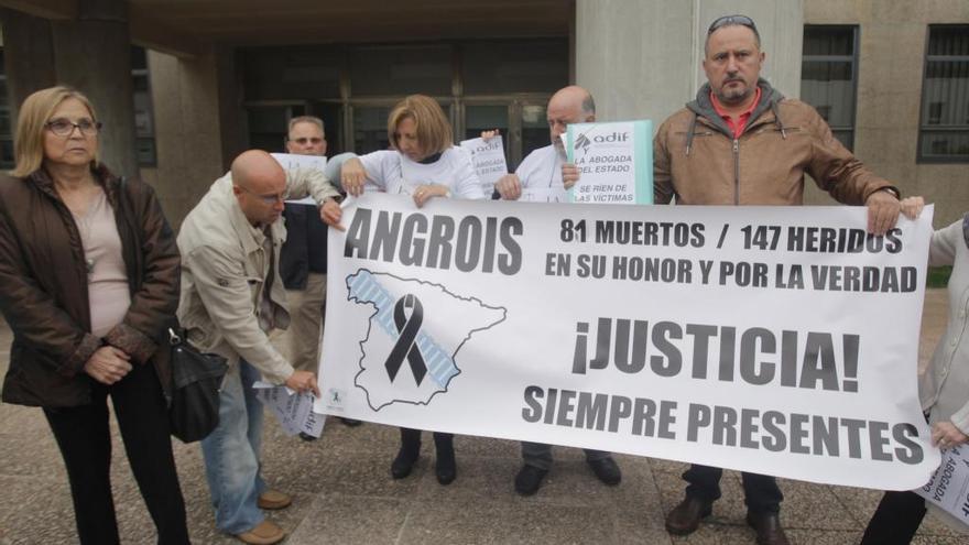 Protesta de las víctimas de Angrois ante los juzgados de Santiago. // Xoán Álvarez