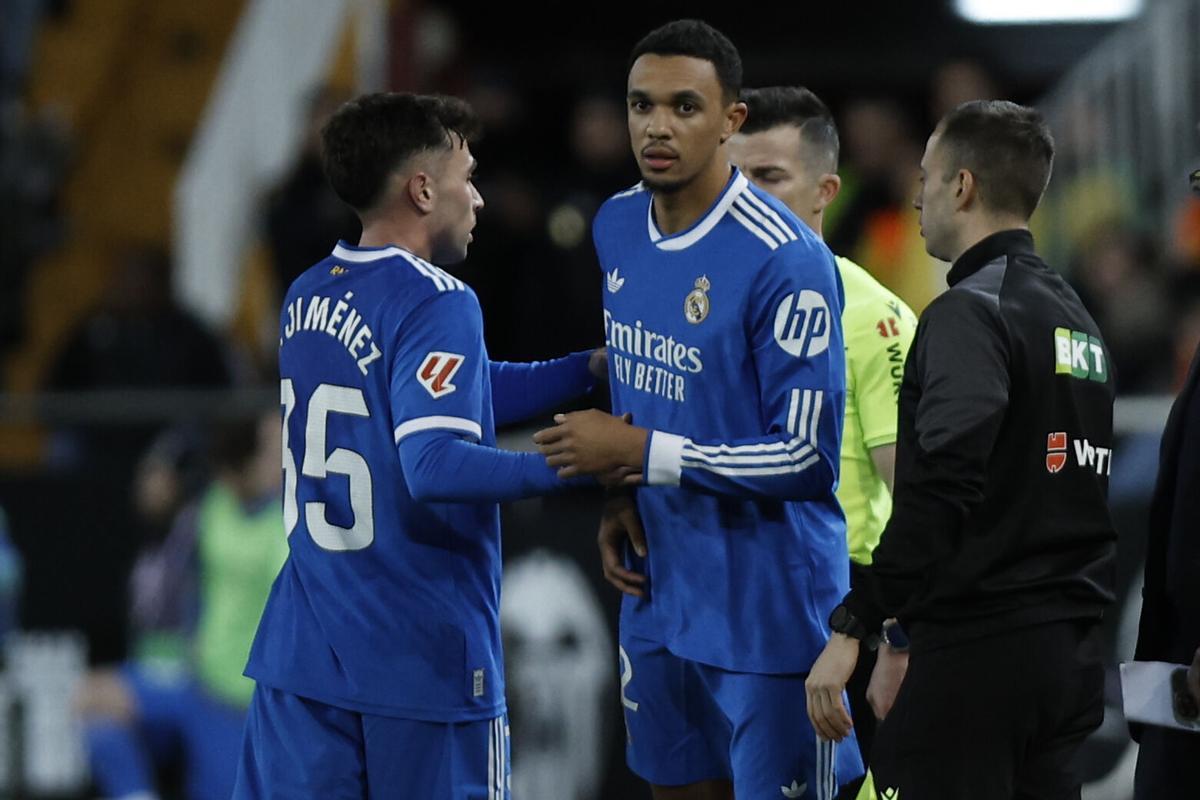 El lateral del Real Madrid David Jiménez (i) es sustituido por Trent Alexander-Arnold (c), durante el partido de LaLiga entre Valencia CF y Real Madrid.