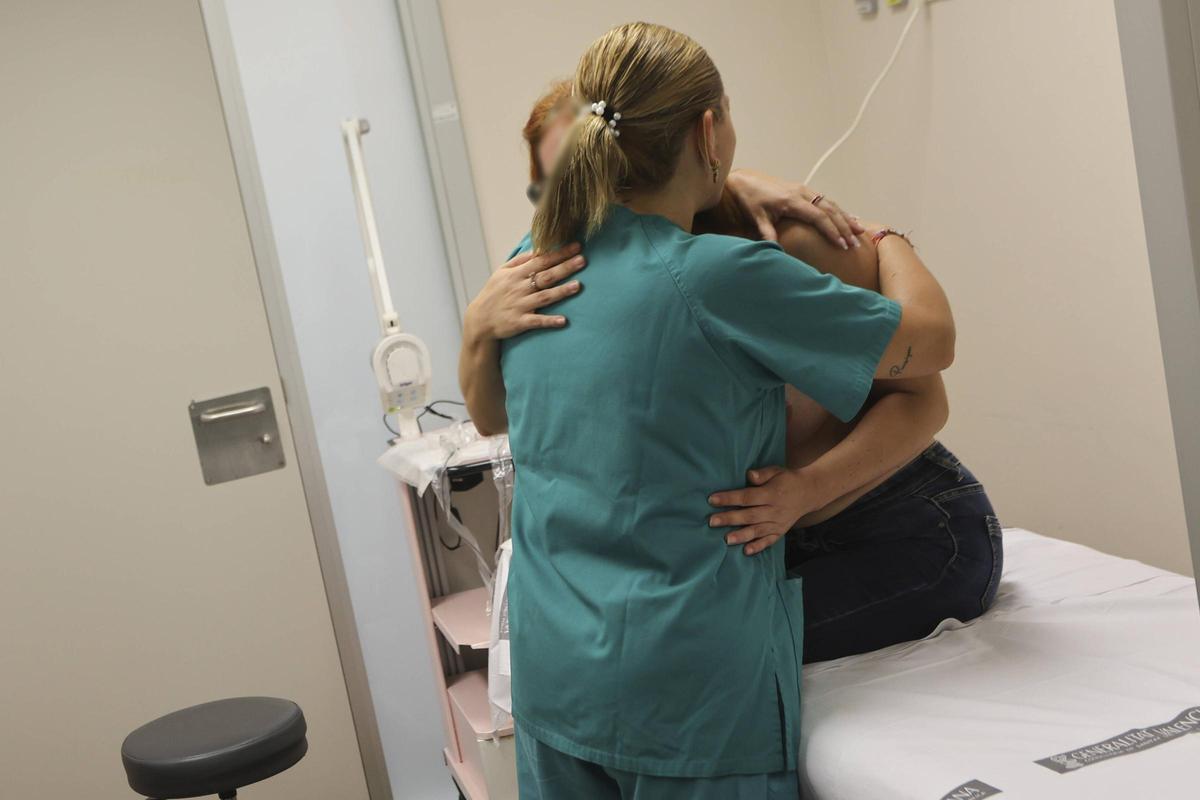 El abrazo de Patri y Sara al terminar el proceso.