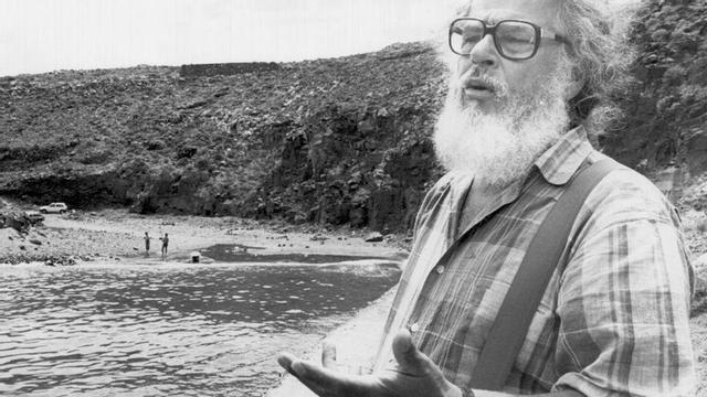 Tony Gallardo, en la playa de Martorell, Sardina del Norte, en 1988.
