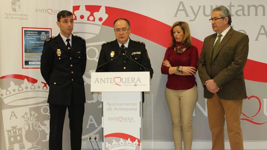 Presentación de la iniciativa de la Policía Nacional en Antequera.