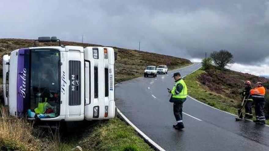 El camión volcado en la carretera. // G.C.